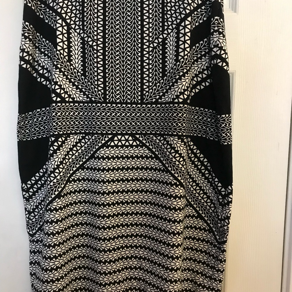 MAX STUDIO Black and White Geometric Patterned Skirt Size: Small